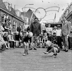 126176 Afbeelding van de kinderspelen tijdens een straatfeest in de Kovelaarstraat te Utrecht.